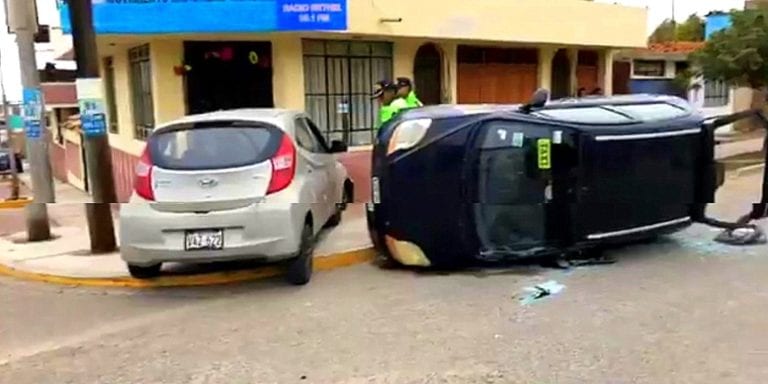 Vehículos de servicio de taxi chocan violentamente en Alto Inclán