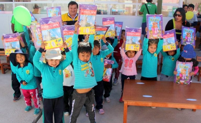 Alcalde entregó más de 700 kits escolares a alumnos de ocho colegios de Chen Chen