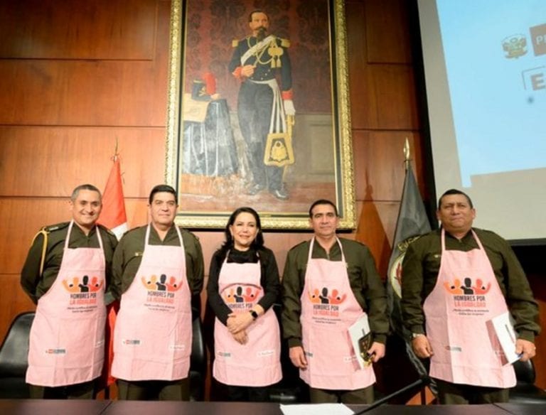 Campaña de «mandiles rosados» del MIMP para concientizar en lucha contra violencia a la mujer desata polémica