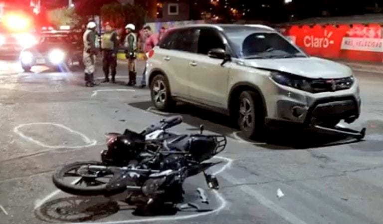 Mujer resulta herida tras choque entre vehículo y motocicleta