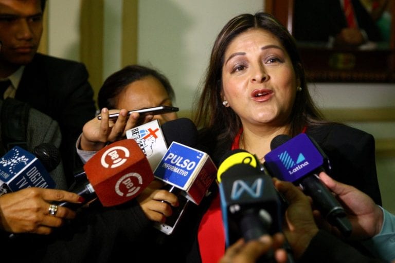 Beteta llama «dama de compañía, paje de Vizcarra» y «Felpudini de la política» a Daniel Salaverry