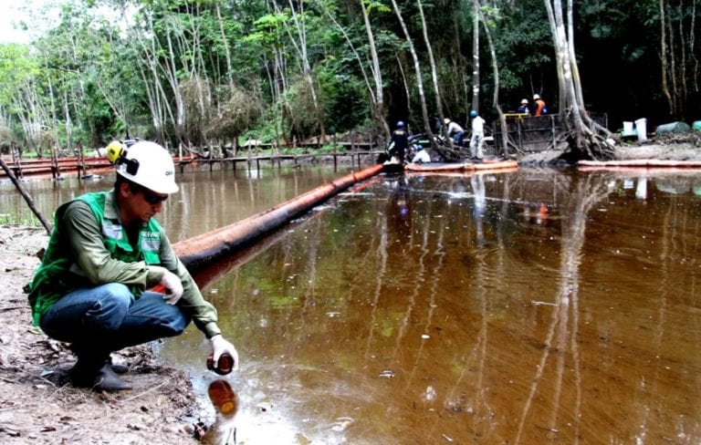 Derrame de petróleo se expande sin control por la Amazonía