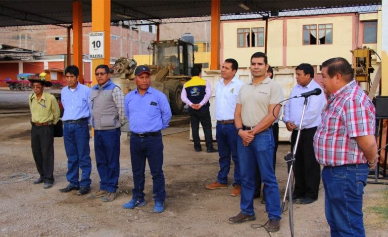 Alcalde entregó combustible a municipios de zona andina para culminar mantenimiento de vías del Ticsani