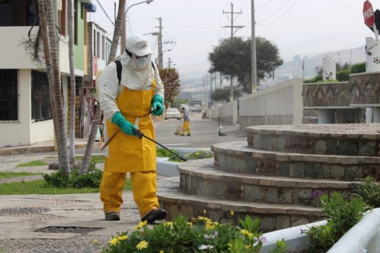 Fumigan calles y zonas verdes de Mejía