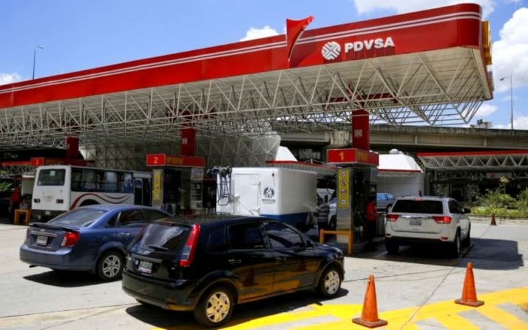 Venezuela se quedará sin gasolina en un mes, advierten trabajadores de la petrolera estatal PDVSA