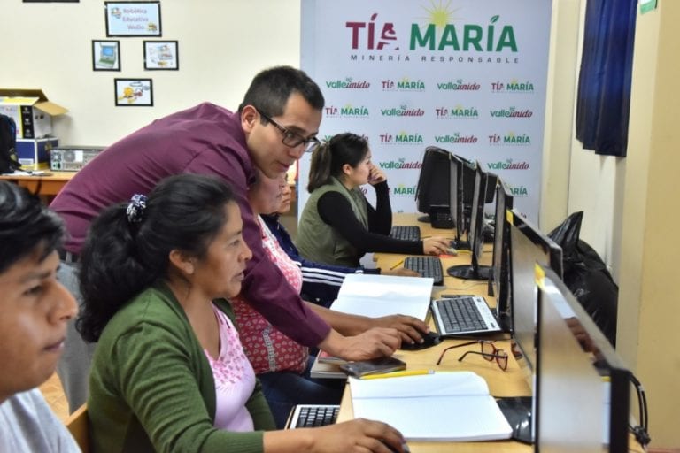 Jóvenes reciben capacitación en computación en Deán Valdivia