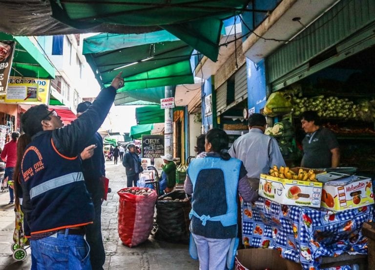 Realizan faenas de limpieza en calles La Mar e Islay