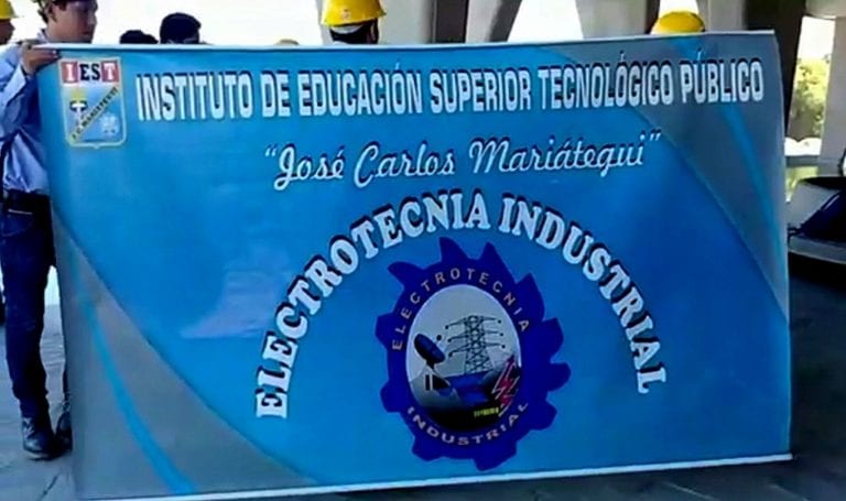 Estudiantes del IESTP José C. Mariátegui realizan plantón contra el Gobierno Regional