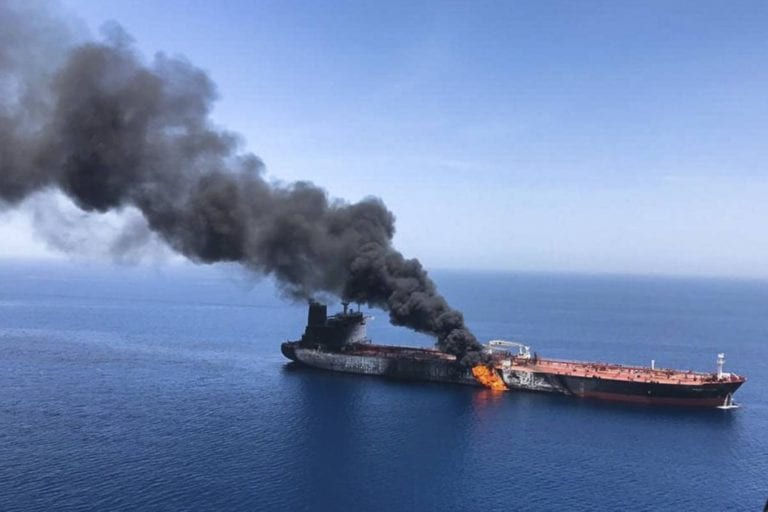 Tensión entre EE.UU. e Irán: Buques petroleros se incendian frente a costa iraní en presunto ataque