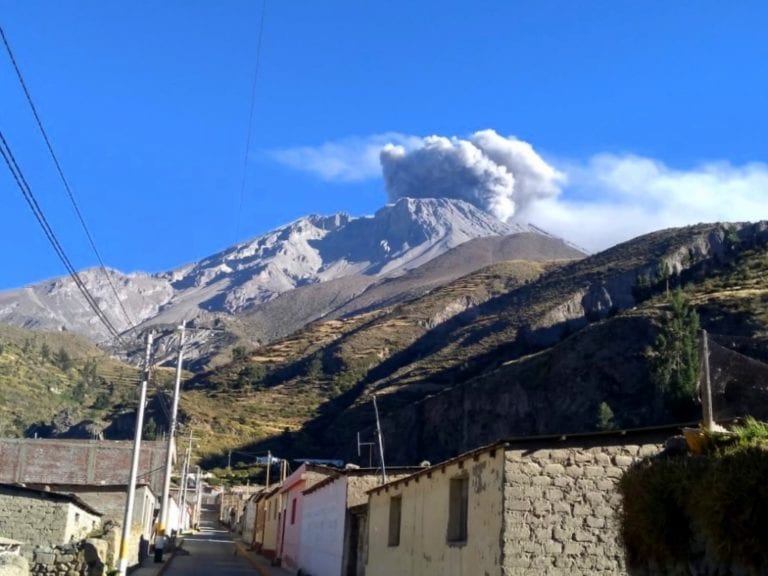 Declaran alerta volcánica amarilla en la zona de influencia del Volcán Ubinas