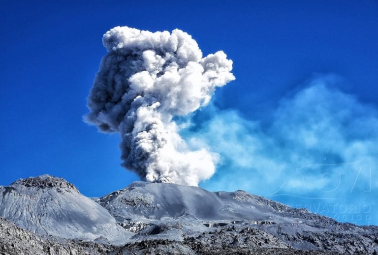 Alertan de caída de cenizas expulsadas por el volcán Sabancaya