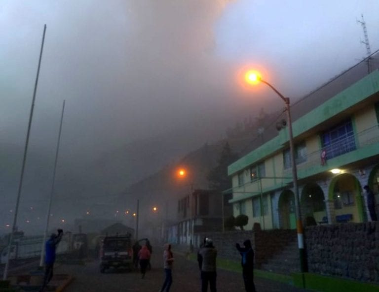 Nueva explosión del volcán Ubinas alcanzó una considerable columna de cenizas