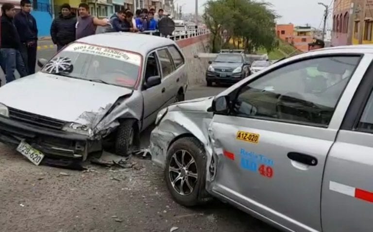 Cinco heridos deja violento choque entre taxi y vehículo particular