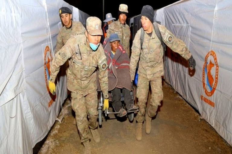 Volcán Ubinas: Ejército apoyó a población evacuada al albergue en Anascapa