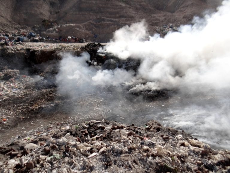 Nuevo incendio en el botadero municipal genera contaminación ambiental