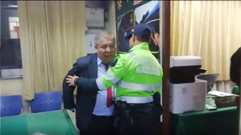 Juez protagoniza escándalo en Arequipa por dar positivo en alcoholemia y agredir a policía