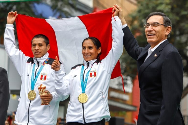 Presidente Vizcarra entregó medalla de oro a Gladys Tejeda y Christian Pacheco