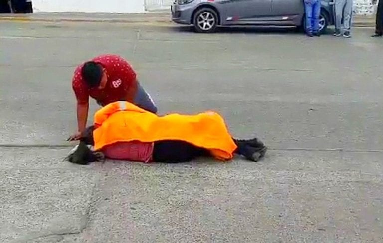 Mujer queda mal herida tras ser atropellada por taxi