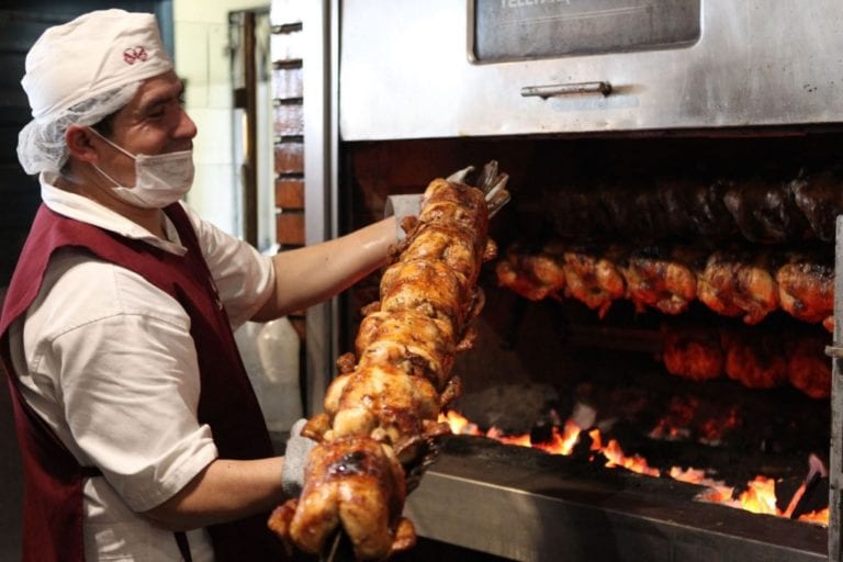 El pollo a la brasa no es «chatarra», pero aprende a comerlo