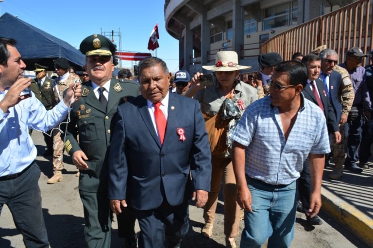 Exigen renuncia de prefecto regional por realización de desfile y enfrentamientos entre la PNP y la población