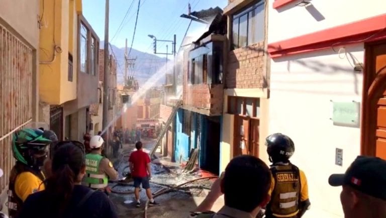 Moquegua: Segundos pisos de dos viviendas se incendian en la calle Cajamarca