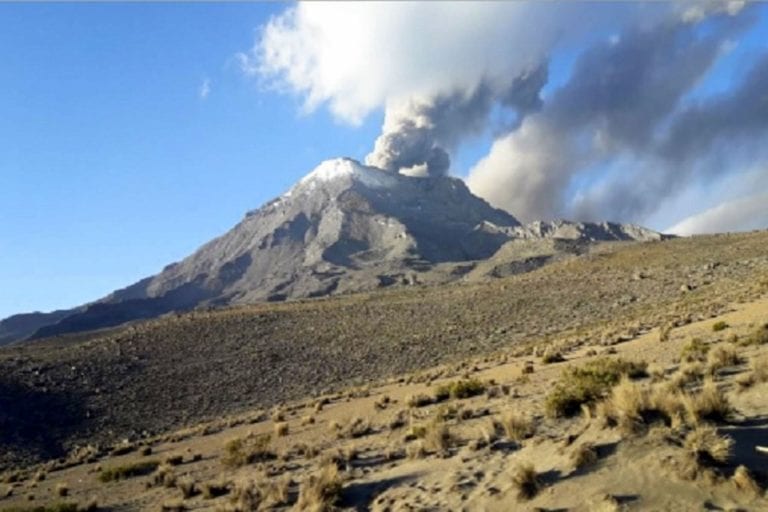 Ubinas expulsó material volcánico que cayó sobre poblados cercanos
