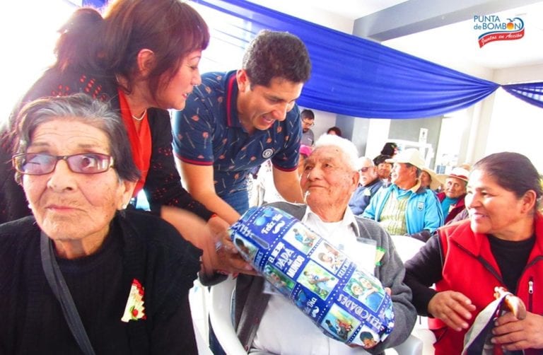 Adultos mayores de Punta de Bombón reciben agasajo
