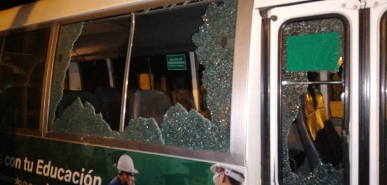 Desconocidos atacan dos buses con trabajadores de Tisur