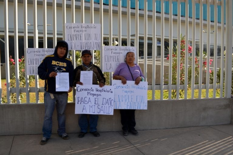 Ex trabajador del Consorcio Hospitalario Moquegua se encadena exigiendo cumpla con sentencia