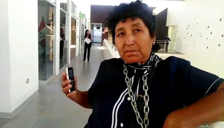 Mujer se encadena en el Gobierno Regional exigiendo se cumpla con reposición laboral