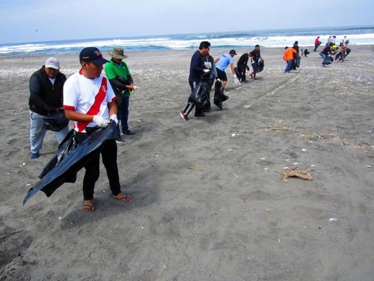 Realizan jornada de limpieza en playas de Punta de Bombón