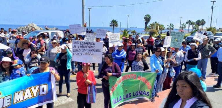Vecinos de asentamientos humanos protesta exigiendo titulación al municipio de Ilo