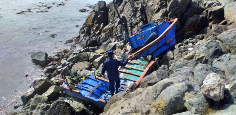 Embarcación pesquera es arrastrada por corriente marina y termina destrozada   