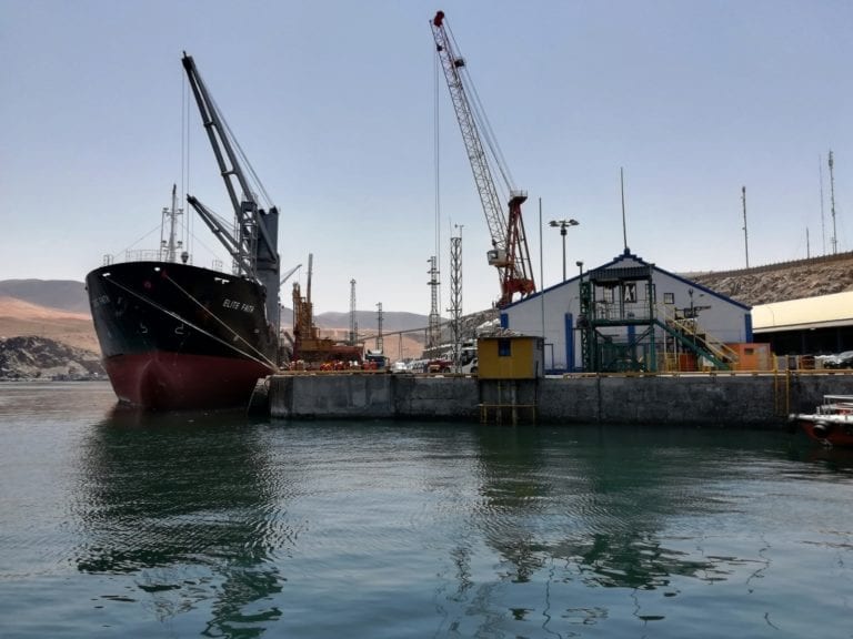 Tisur restringe operaciones en el puerto de Matarani  MATARANI DIARIO PRENSA REGIONAL Debido a los acontecimientos suscitados en los últimos días en el distrito de Islay-Matarani, por los enfrentamientos entre la población y la policía nacional; la empresa Tisur, consideró necesario restringir todas las actividades operativas en las instalaciones portuarias en salvaguardia de todos los colaboradores y comunidad portuaria.  DESDE EL DOMINGO PASADO En un comunicado, la empresa dijo que la medida fue dispuesta a partir del domingo pasado y continuará hasta que la situación social en el distrito se normalice.  REUNIÓN CON AUTORIDADES Está decisión fue comunicada por el gerente de Responsabilidad Social, Amador Saba a las autoridades, dirigentes y pobladores durante una reunión sostenida el martes 30 de julio.