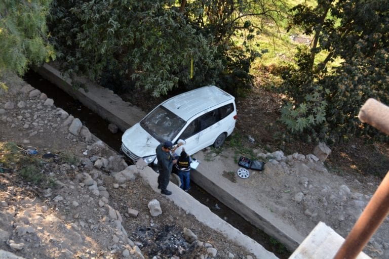 Vehículo se despista en carretera a La Villa y cae sobre canal de regadío 