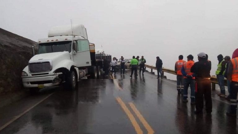 Densa neblina: cuatro heridos en choque de auto y camión