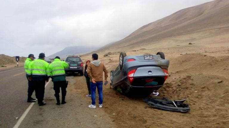 Mujer salva de milagro tras volcar vehículo que conducía en la ruta Tacna – Ilo