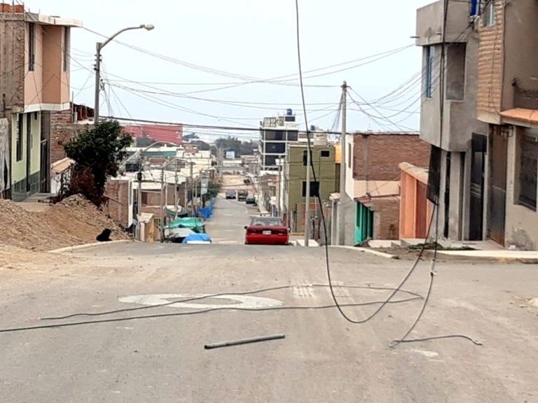 César Vallejo: camión desprende cables de luz y televisión de viviendas