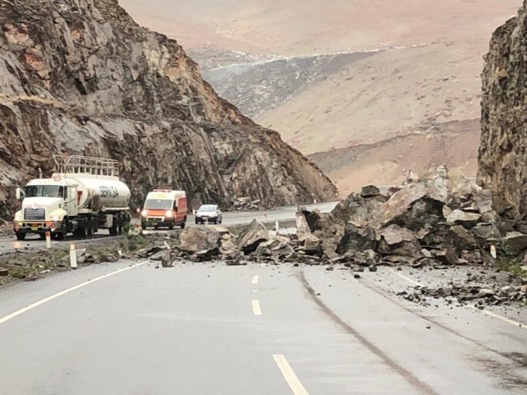 Derrumbe bloquea carretera Costanera en Mollendo