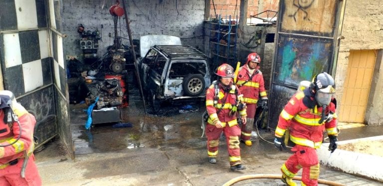 Vehículo se incendia dentro de taller de mecánica de Miramar