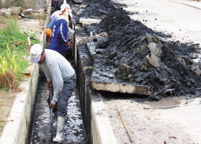 Realizan limpieza de canales en Punta de Bombón