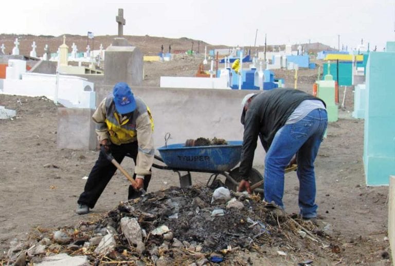 Realizan faena de limpieza en cementerio de Punta de Bombón