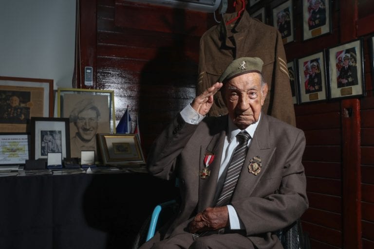 Moqueguano, veterano de la Segunda Guerra Mundial fue condecorado con la “Medalla Cruz de Guerra al Valor”