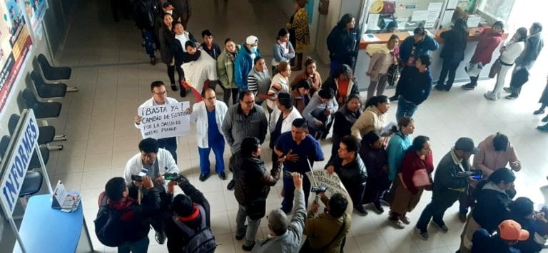 Médicos de Ilo dejaron a pacientes y realizaron plantón en el Hospital del Minsa