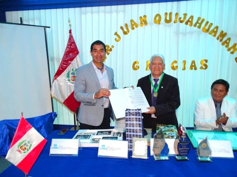 Mollendo: Rinden homenaje al Dr. Juan Quijahuamán al cumplir 39 años al servicio de la salud