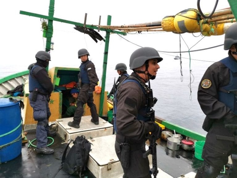 En menos de 36 horas Armada de Chile captura tres embarcaciones del puerto de Ilo