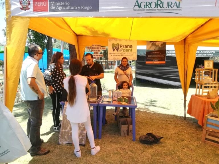 Odontólogo mollendino continúa promoviendo el consumo de agua de mar