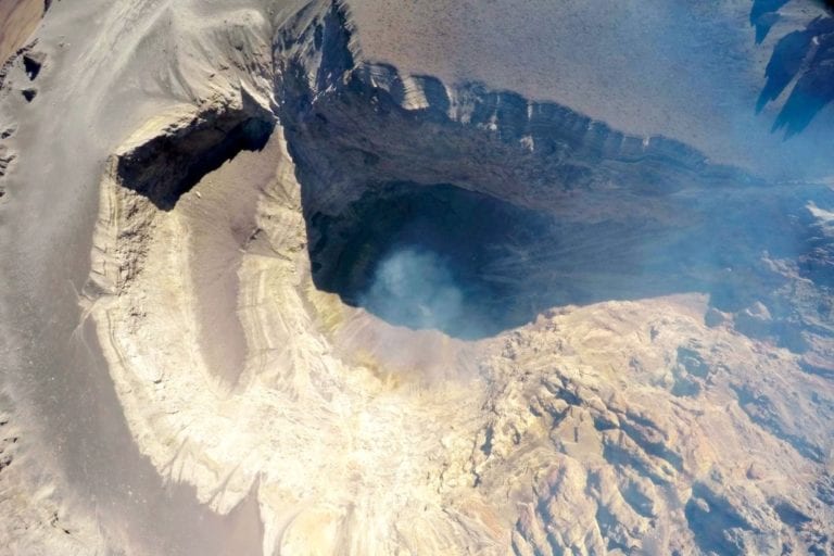 Dron sobrevuela cráter del volcán Ubinas a más de 6,000 metros sobre el nivel del mar