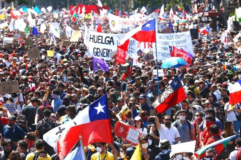 Un niño muere y masivas protestas no cesan en Chile pese a pedido de perdón y medidas anunciadas por Piñera