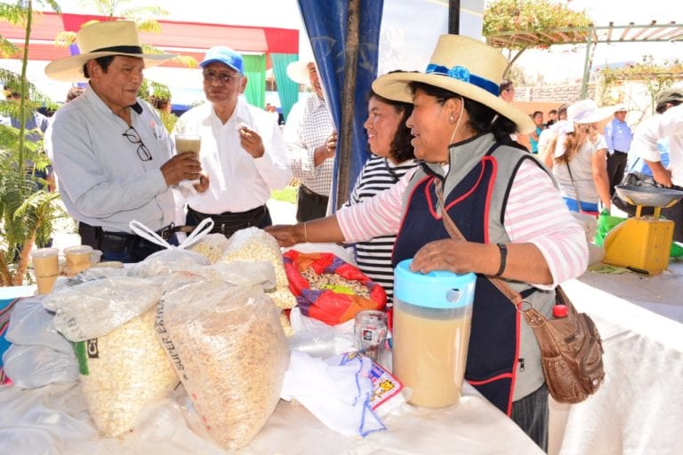 Pobladores de Ubinas ofertaron productos agrícolas en Feria promovida por gobierno regional